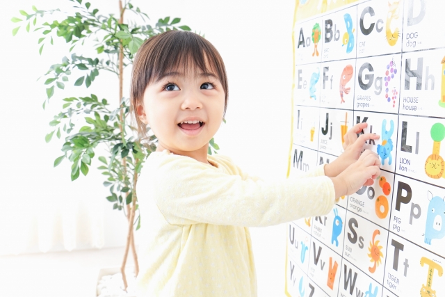 アルファベット表で英語に親しむお子さま
